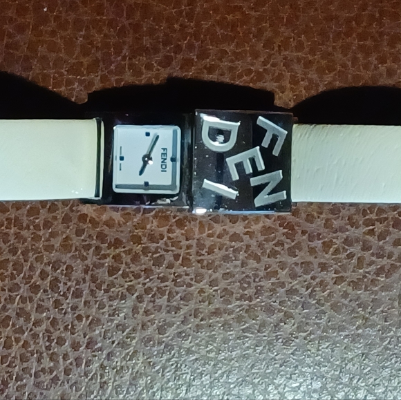 Fendi 5500L Dual Face Watch - Picture 4 of 9
